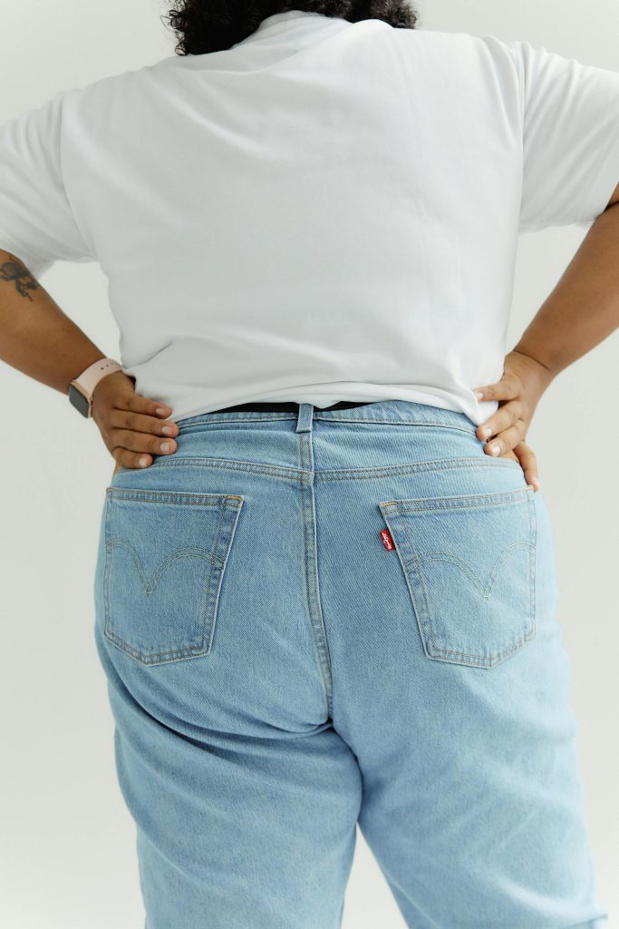 up close photo of a person from behind wearing a t-shirt and jeans in a bigger size